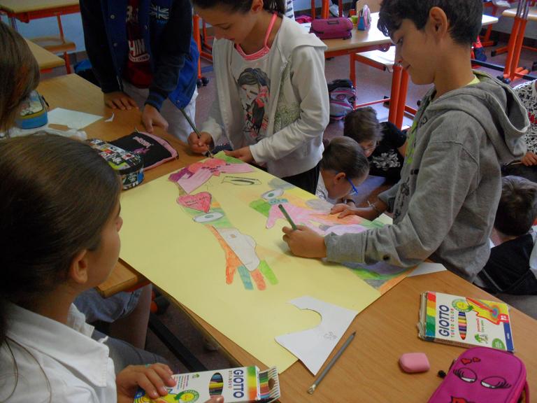gli alunni di una classe prima realizzano il cartellone
