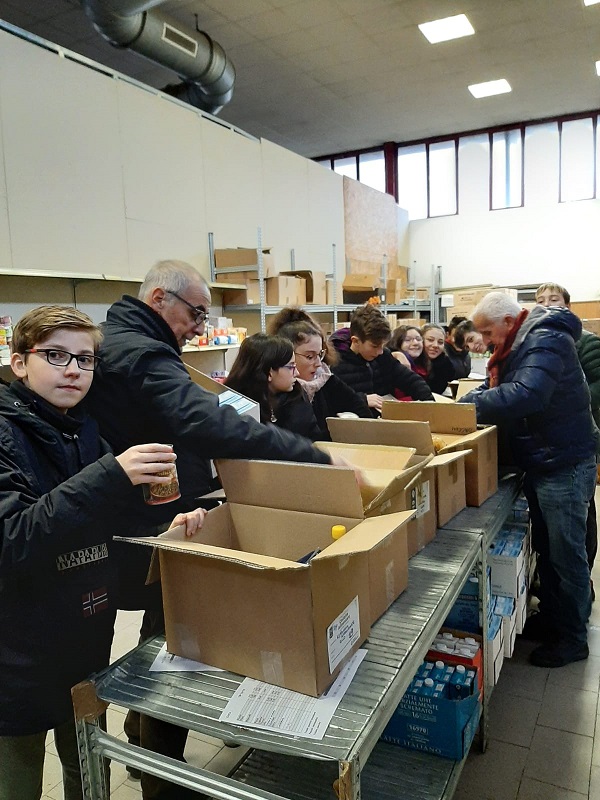 La 2B prepara i pacchi alimentari