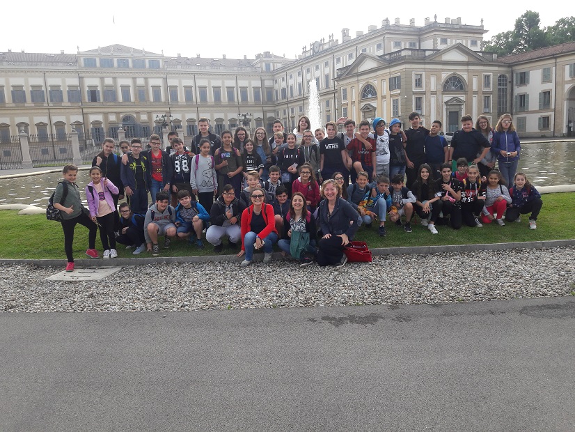 Alcuni alunni delle classi prime davanti a Villa Reale monza2018